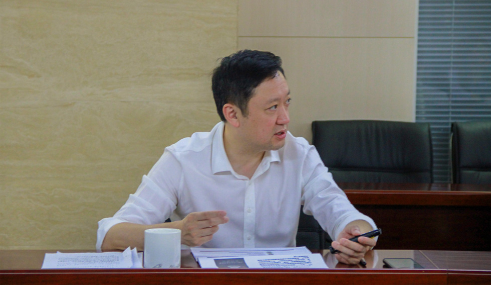 杜巖岫同志參加支部活動，為黨員講授黨課